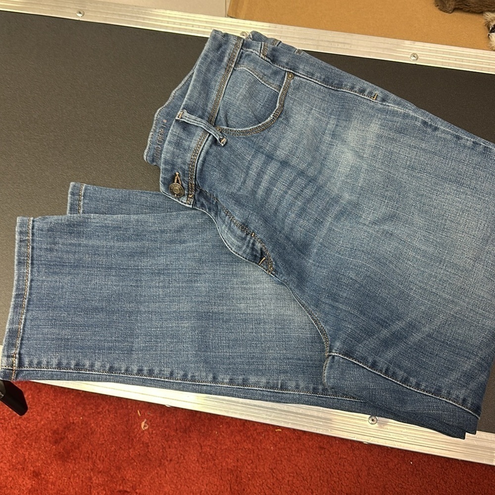 476.  Chicos so slimming  girlfriend cropped light blue jeans Chicos size 2 - Picture 6 of 6